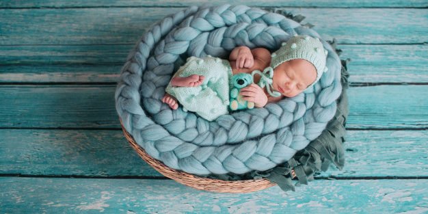 beautiful-little-girl-sleeps-with-blue-bear-on-blue-blanket-in-the-basket_8353-310-626×313