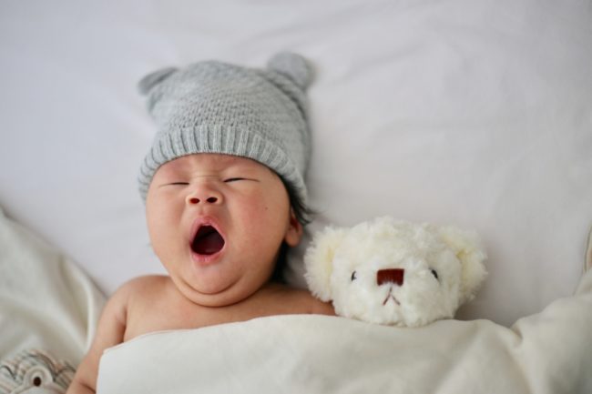 minnie-zhou-0hiUWSi7jvs-unsplash Comment aider Bébé RGO à trouver le sommeil ?